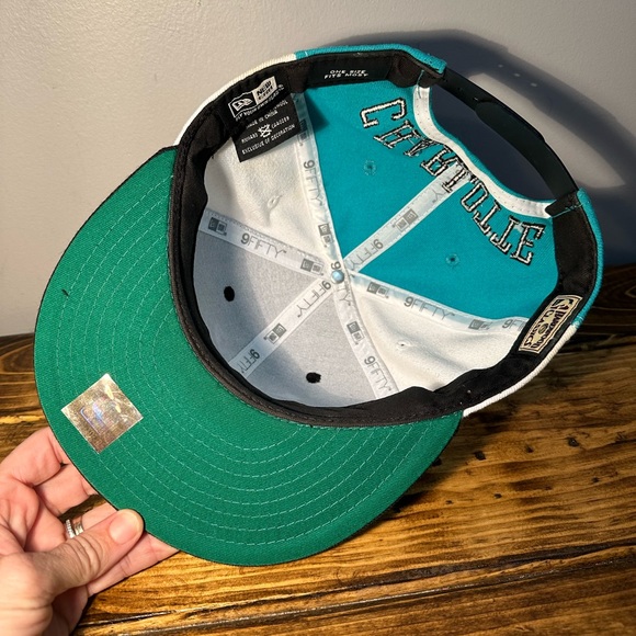 New Era Charlotte Hornets Snapback Hat - Picture 5 of 8